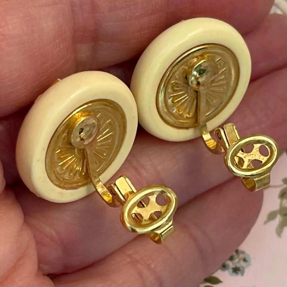 VINTAGE TRIFARI SIGNED MULTICOLOR GRIPOIX STYLE GLASS CABOCHON CLIP-ON EARRINGS - Picture 9 of 11